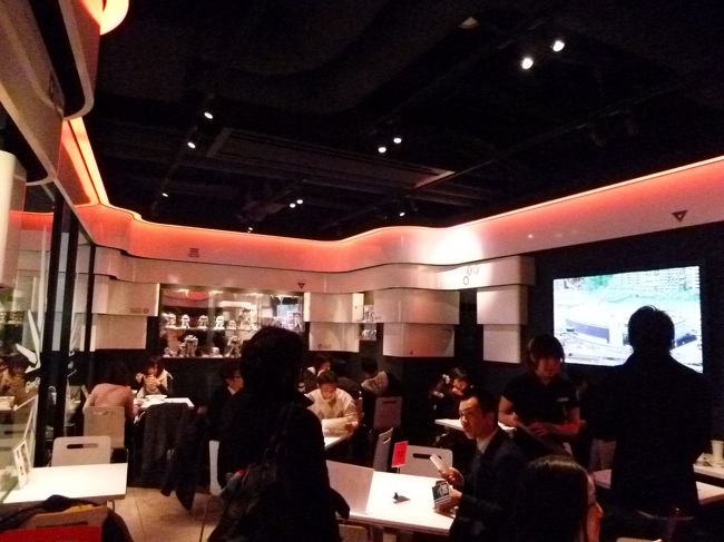 店内は、思っていたより小さめでした。<br /><br />客層は、学生っぽい子たちからサラリーマンさんまで。<br />女性もたくさんいましたよ。<br />