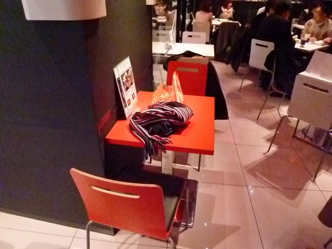 店内に一つだけ赤いテーブルとイスの席が・・・「例のあの方」専用席、とのことです(笑)。<br /><br />空いていたからここに席をとったのですが、後々夫が言うには「ここはあの方（シャア）専用だからファンならあえて座らないのかも・・・」とのことでした(笑)。　そうなんでしょうか(笑)！？<br /><br />