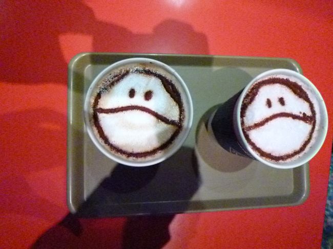 注文した「ハロラテ」と「ハロいちごラテ」(笑)。<br />私にはさっぱり分からないのですが(笑)・・・。