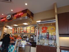 飛行機の到着が約30分遅延。空港から一気に美ら海水族館に向かうので、
ランチは気軽に食べられるA&W。
ジャパレンレンタカーからすぐのショッピングモール、便利！