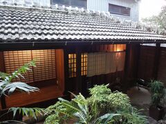 ここで美ら海組とわかれて、私は
去年行けなかった気になるカフェ「チャハヤブラン」
美ら海水族館は去年の冬に行ったので、カフェでまったりして
あとで合流する計画。