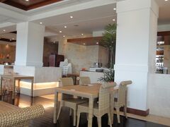 ホテルに戻って予約したレストラン「ハナハナ」のランチビッフェ。
なんと今回のツアーに特典としてついていたのです。ホテルの食事が
一食分つくなんて嬉しいサービス！HISさすが！