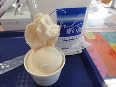 同じく近所のGALA青い海。
塩アイスが食べられます。

ここはおみやげもけっこう穴場！
おいしい塩はもちろん、やちむん焼きもかわいいのがけっこう
あるのです。