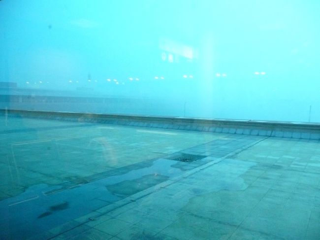 ここでアクシデント発生！<br /><br />搭乗時刻を過ぎてもゲートが開かない。<br />天候不良のため、飛行機を飛ばせないらしい。<br /><br />…二時間経過。<br /><br />あれ？　このまま飛行機が飛ばなかったら、この後どうなるのだろうか。<br />不安がつのる。<br />少しずつ日が登りはじめ、辺りが明るくなるが………。<br />外を見ればごらんの通り。<br />靄で視界ゼロ状態(;´д｀)<br />そういや、昨日のカイロもかなり靄ってたもんな。<br /><br />………三時間経過。<br />エジプト航空からの御詫びジュースを飲んでたら、やっとこさ管制塔からOKがデタ───\(*T▽T*)／<br />やれやれ；