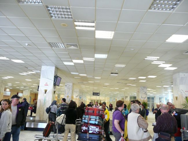 アスワンの空港に着きました！<br />こぢんまりとした小さい空港です。<br /><br />明らかにカイロより熱いぞ……。<br /><br />ここのトイレはチップ言われた。<br />カイロの空港は、言われなかったのに；