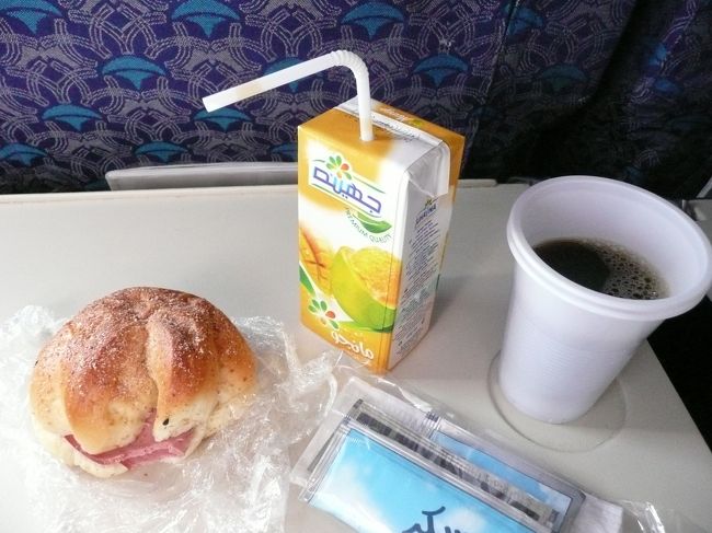 １時間チョイの飛行だけど、飲み物のサービスが出た。<br />マンゴージュースが美味い。<br />紙パックでもこの美味さとか；<br />私、エジプトで何回マンゴジュースを飲んでしまったコトやら；<br />日本で買えるマンゴーより甘くて美味しいのデス。<br /><br />ホテルで貰った朝ご飯のお弁当もモグモグ。<br />エジプトはパンも、美味いです。