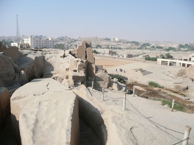 切りかけのオベリスク。<br /><br />名前そのまんま。切り出し途中で失敗してヒビが入ってしまったので放置。<br />それから数千年後……失敗作も、立派な観光地にｗ<br /><br />オベリスクもいいけれど、高台にあるので眺めがいい！<br />のどかな風景をのんびりと。