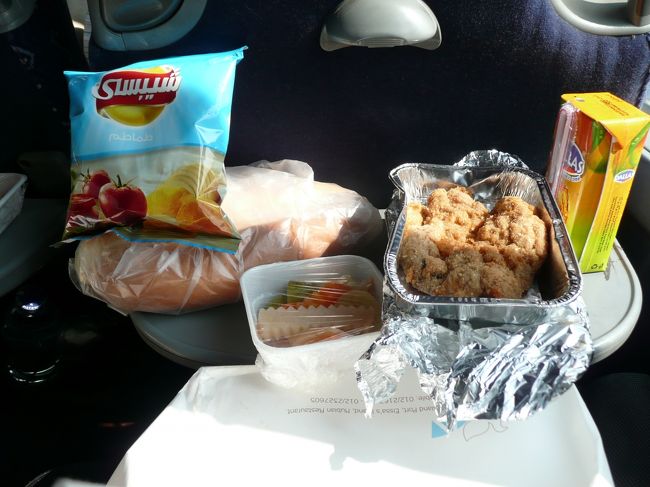 コンボの出発は11時から。<br />ご飯を食べる時間も、トイレ休憩も無しの、ノンストップ３時間。<br />前進あるのみです！<br />（バスはトイレ付き）<br /><br />なのでお昼も、お弁当です。<br /><br />早速、広げてみる。<br />またマンゴージュースゲット！　嬉しい！！<br />しかもオヤツ付きです。ポテチー！！<br />メインはフライドチキン。<br />ＫＦＣ風なお味で、美味しいです！！<br />あとコッペパンが２本に、ゴハンも。