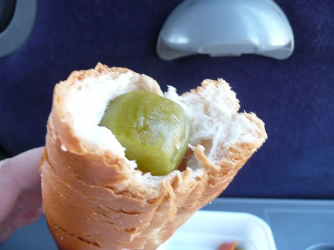 でも、食べる！<br />貴重な野菜だ！！<br /><br />パンと一緒に食べればと、埋め埋め。<br /><br />サンドイッチにするより、こうした方が揺れるバスの中だとこぼれなくていいんじゃないかなとｗ<br />けっして、メンドーだったからとかじゃ……