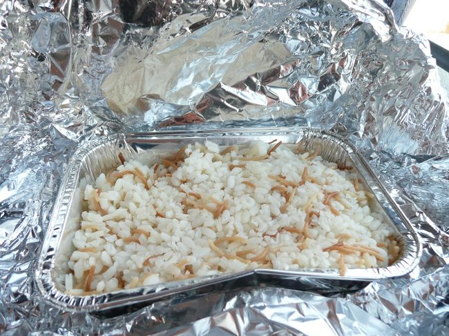 さらに米とパスタの混ぜご飯もたっぷり付いてる。<br /><br />ビバ、炭水化物パラダイス\(*T▽T*)／