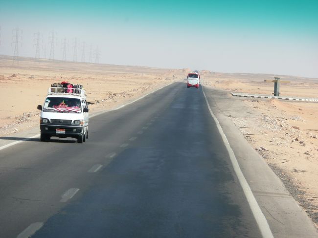 いざ、砂漠のど真ん中。　砂漠見放題ツアーへ！<br />道は続くよどこまでも。<br /><br />隊列ってわりには、みんな好き勝手に飛ばして行ってしまうので。<br />みるみる見えなくなっていくｗ<br />意味はあるのかとｗ<br /><br />１０台ぐらいは、集まってたんだけど。数十分で、ほとんど姿なし。