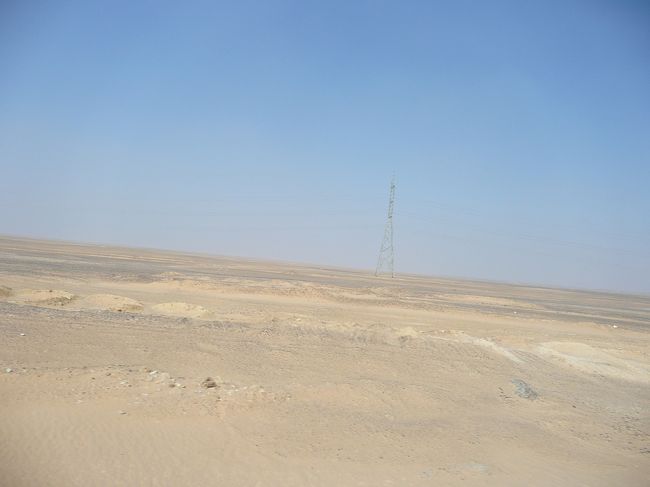 道に平行して、送電線。<br />アブシンベルまで続いてます。<br /><br />ひたすら砂漠のど真ん中を移動中。<br />あー、バスから飛び出して、砂漠の上を走ってみたい〜。<br />ズーと飽きずに窓の外を見てました。<br />マジ飽きない！<br />だって本物の砂漠を見れるなんて感激じゃないですか！！<br />テレビの中の世界かと思ってたからさ。<br /><br />私みたいに英語ができないやつは団体ツアーを利用すれば、夢が広がりますねｗ