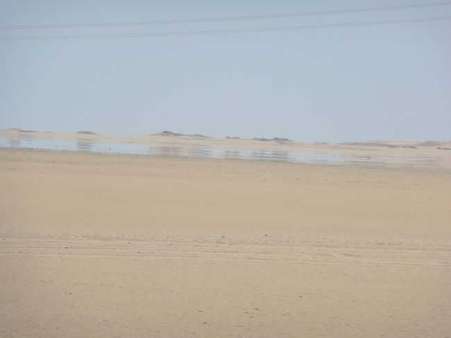 ２時間ほど走ったところで、バスの中がザワザワ。<br /><br />反対側の窓を見ると………<br />デタ───！！！！　蜃気楼！！！！！<br /><br />ビックリ；　予想していたよりも、とっても湖ですｗ<br /><br />水に囲まれているような錯覚が、スゴイ。<br />そりゃ、水があると間違えるなってのが無茶だわな。<br />それぐらいマジで水でした。<br />日本でも逃げ水って呼ばれていて、夏のアスファルトで見ることがあるけれど。規模が違います；<br /><br />飛行機移動のツアーもあったけど、砂漠横断も蜃気楼を見ることが出来たりで楽しいですヨ！