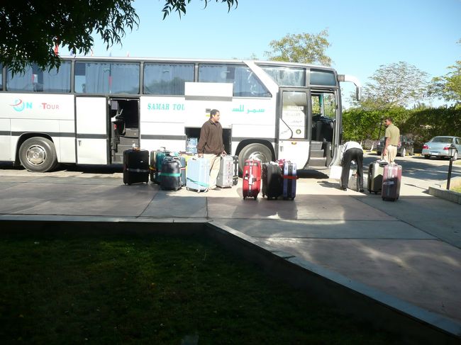 今日のホテルに到着。<br />アブシンベルには、ホテルが２つしかありません。<br />その内の、セティ・アブシンベル。<br /><br />←は砂漠を無事に完走してくれたバス様です。<br />このバスは、なんとベンツなんだぜｗ