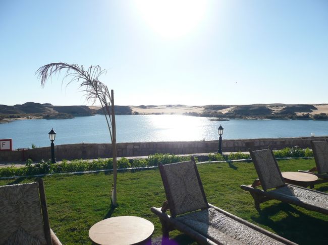 向こうに見える湖は、アスワンハイダムのごく一部。<br /><br />その先は砂漠。<br />