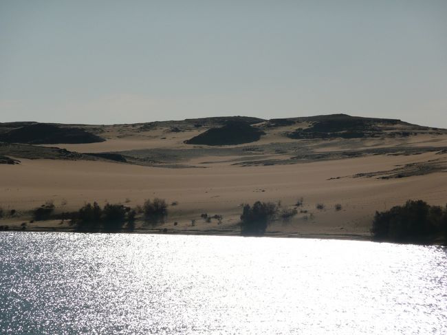 こんなに水があるのに、砂漠が広がっているなんて、ギャップがスゴイ。<br /><br />夕飯前、早めに風呂へ。<br />お湯用のタンクが小さい場合、一斉にお風呂を使うと、すぐに湯が切れると聞いていたので。<br /><br />※　外国のホテルでは、よくあること！<br />スペインに行ったとき、一度経験有りｗ<br />水シャワーは辛かった；