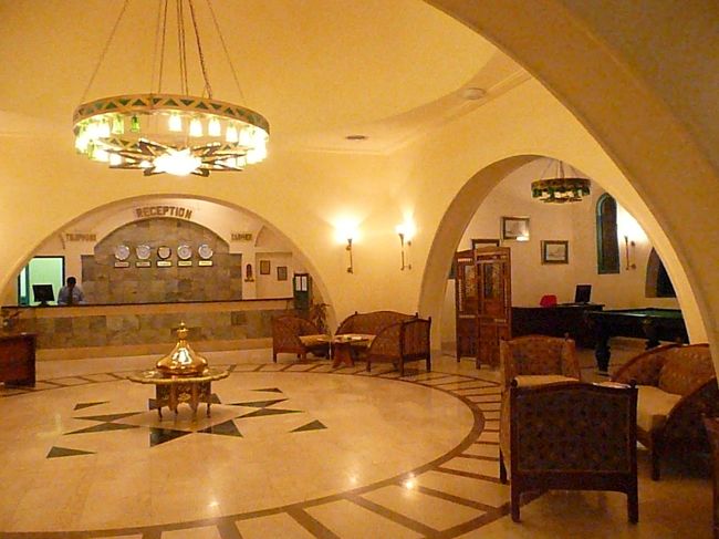 フロントがおしゃれです。<br /><br />セティが泊まるホテルなかで、一番楽しみにしていたので。<br />昼の間に到着できて、ヤッター！<br /><br />早速、探索へ〜