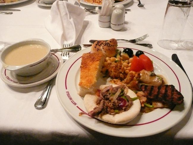 夕飯はビッフェでした。<br />味は勿論美味いです。<br />種類も豊富だし、豪華な気分になります。<br /><br />が、右側のステーキかと思った肉は、レバーだった。<br />嫌いじゃないけど、予想と違う味だとビックリしますね。