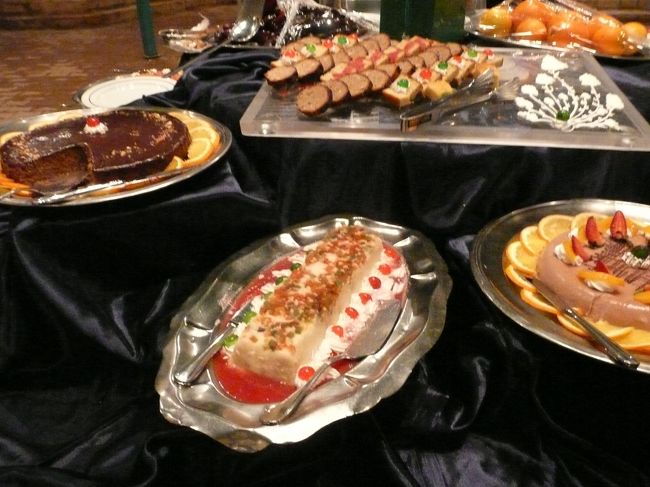 デザートの種類がヤバイ。<br />若い子は、全種類制覇してたｗ<br /><br />しかもグループ別なのか、レストランにいるの私たちのツアー客だけなんですけど；<br />この後で、他のお客さんも来るよね？<br />日本人は小食だから、上辺だけ削って食べるような減り方が、気になって；