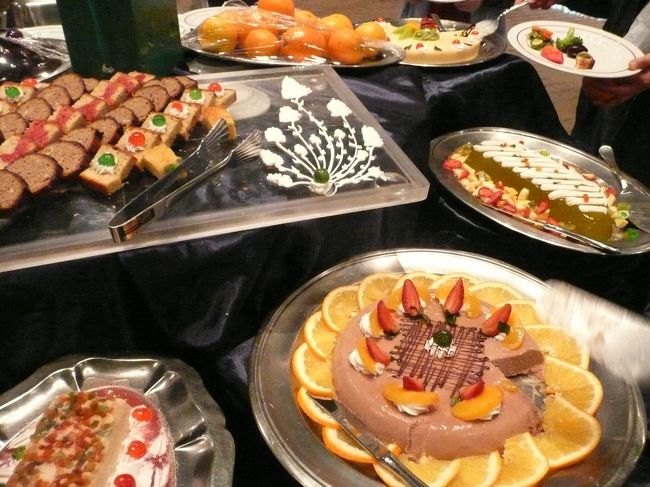 エジプトのデザートは、歯が痛くなるほどの甘さだと聞いていたので、恐る恐るだったんですが。<br />普通の甘さでした。<br /><br />観光客用に甘さを抑えているのかな？