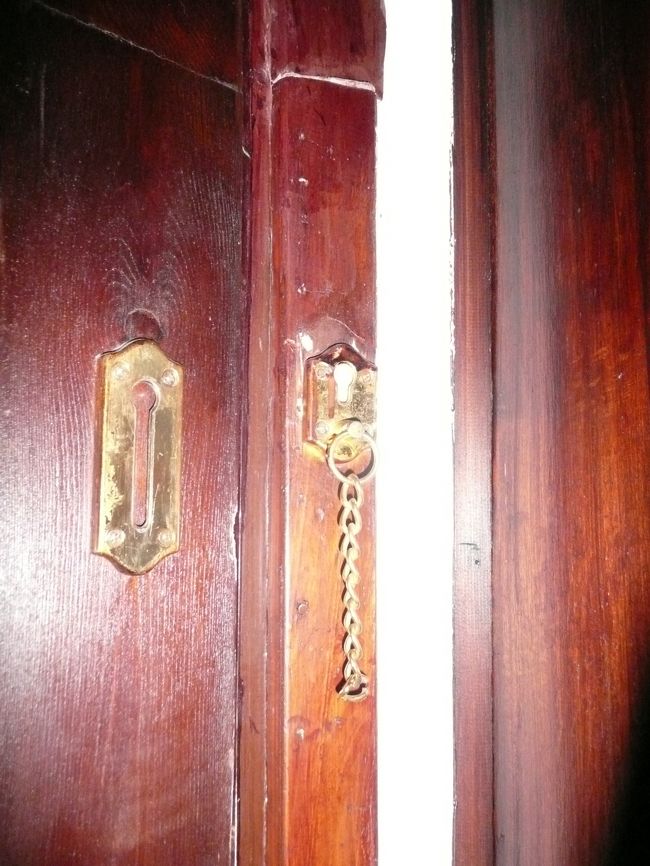 ドアの裏をみると、チェーンが切れてる……。<br /><br />母上が防犯のために掛けたんだろうけど、オイラが戻ってくるのに、なぜ？<br />そして、こんなチョロッと力入れた程度で切れるなんて。<br />役割を果たしていないぞ───！<br /><br />ってか、ホテルの備品壊しちゃった。<br />なんとかその後がんばって、修復できたけど。焦ったぜ(;´д｀)<br /><br />では、お休みなさい(-.-)Zzz