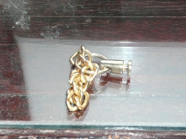 十分堪能して、ウキウキ気分だったので、元気にドアをあける私。<br /><br />ガン！<br />と、鈍い音。<br /><br />カランと、なにかが落ちる音；<br /><br />おや………(^▽^;)