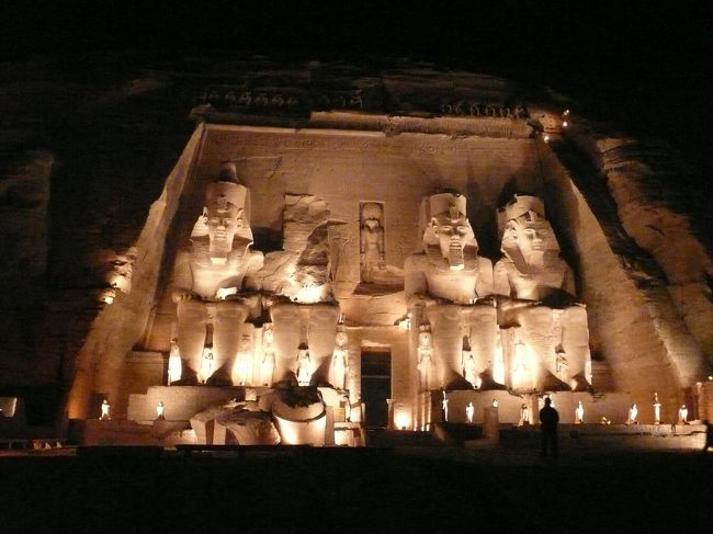 ゴハンの後は、アブシンベルのライトアップショーへ。<br />２番目に見たかった遺跡です。<br />（一番は勿論クフ王のピラミッド！）<br /><br />ライトアップされている姿は、まるで鼠王国のアトラクションみたい。<br />石の表面も綺麗すぎなので、ほんとうに何千年も昔の遺跡なのかとｗ<br /><br />ショーは旅物語の貸し切り。<br />他の旅物語の団体と一緒になるかと思いきや、私たちのツアーだけ。<br />椅子ガラガラ。ちょっと寂しい。<br />遺跡をスクリーンに見立てて、スライドショーが始まります。<br />写真とったけど、全然写らんかった。<br />時間が結構長くて、風呂に入ってご飯も食べたので、ぎょっとだけウトウト。しまった；
