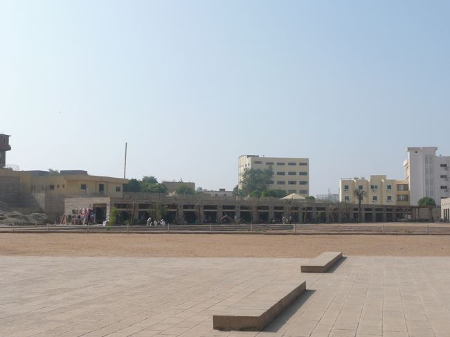 そして、出口の前のお土産エリア。<br />もちろんココを通らないと出口にたどり着けませんｗ<br /><br />客引きが五月蠅くて、避けまくった。<br />でも、一回ぐらいチャレンジすればよかったな。<br /><br />今日の観光はコレで終わり。<br />本当なら時間が余るので、明日のスケジュールの内、ダムと香水屋さんを今日に済ませて、時間を有効に使う予定でしたが、飛行機が盛大に遅れてしまったのでね。<br /><br />ようは、スケジュール通りになっただけ。<br />明日がキツキツになりそう；<br />しかし、これからアブシンベルに行くため観光バスや車は、隊列（コンボイ）を組まねばならないのです。<br />警察車両の警護付きだぜ！<br />勝手に砂漠横断は出来ないのです〜。