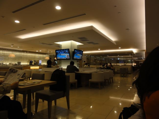 羽田国際線サクララウンジの中は白を基調とした明るい色使いで、同じくリニューアルした羽田国内線のそれと統一デザインとなっていますが、成田のサクララウンジとはかなり印象が異なります。解放感はこちらの方が上でしょうか。ただし、個人的には成田の方が好きかな。