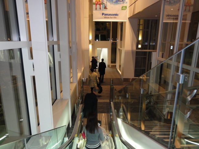 羽田のボーディングブリッジは搭乗口を過ぎてから一回エスカレーターで降りるタイプ。シャルルドゴールやフランクフルトもこのタイプでしたが、何でこんな設計にするんだろう？