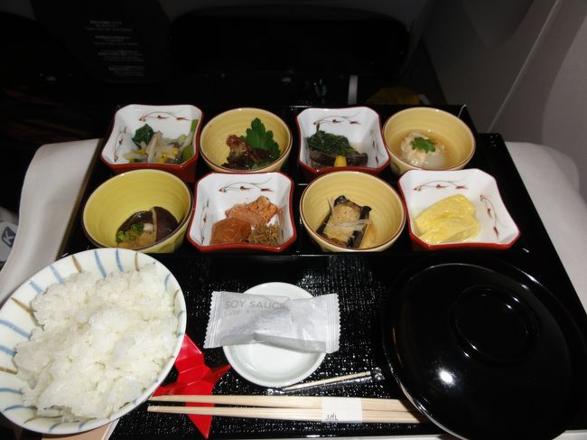 羽田深夜発のミールは離陸後のベルトサイン消灯後にちょっとした食事が配られるだけで、きちんとした食事は離陸後６時間経過後になります。JALでは爽朝食と表したあっさり目の食事を提供していました。選択は和食か洋食です。