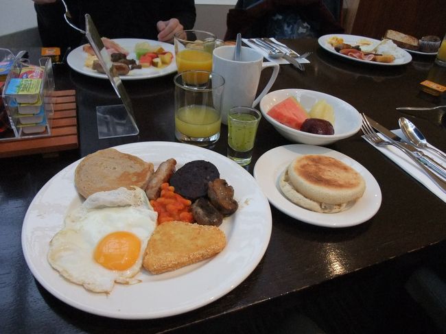 ６：４５朝食<br />食事中も窓から天気が気になりました。<br />７：３０出発　約５００ｋｍを５時間かけて移動。<br />