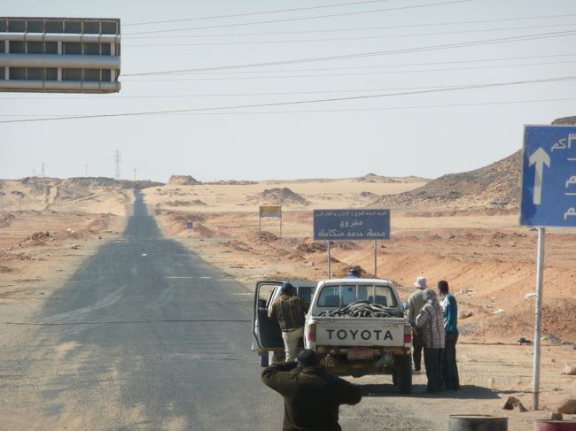トヨタ車発見！<br />この車種はいろんな街で、よく見ました。<br />人気の車種なのかな。<br /><br />日本の製品を外国で見ると嬉しいね。<br /><br />まっすぐに続く道。絵になるね！