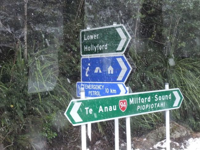 １２時頃　ディ・バイド<br />なんと、ここまでとなりました。道路が１５時で閉鎖されるので、このまま進んで観光ができたとしても、戻れなくなるので行けないとのことでした。<br />自然には逆らえませんが、まさかメイン観光が雪で中止になるとは全く頭にありませんでした。<br />パンフレットは桜の花が咲き、春のイメージで来たのですが、世界各地で異常気象なんですね…