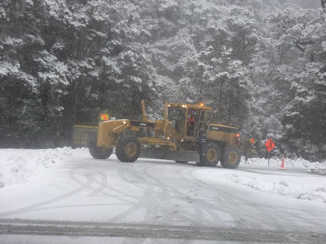 除雪車も出動ですから、あきらめるしかないです。<br />電話が繋がりにくく、本部とも連絡が取りにくいので、途中の休憩所まで来た道を戻ります。
