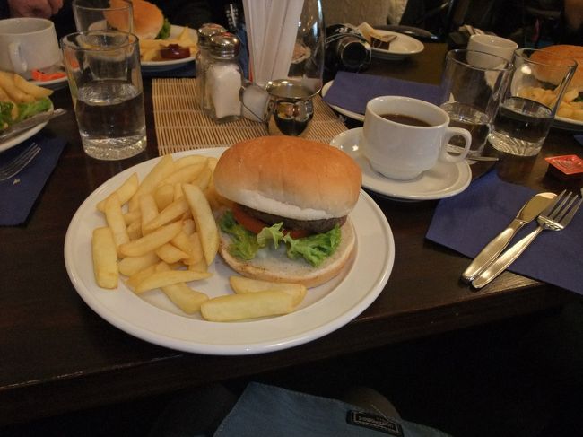 １４時近くにランチ。<br />クルーズでの幕の内弁当がハンバーガーに変わりました。<br />サイズはデッカイです。<br />味は最近日本でも増えている質にこだわった店のような感じで、美味しかったです。<br /><br />他のテーブルでは、こんなことがあったそうです。<br />最初に運ばれてきた時にポテトが無かった・・・気がつけよ！<br />２回目はパンが冷たかった・・・また？<br />３回目は、えーーー？　ハンバーグが入って無い！<br /><br />さすがに最後は、申し訳なさそうに運んできたそうですが、<br />コントのようなお話でした。<br />