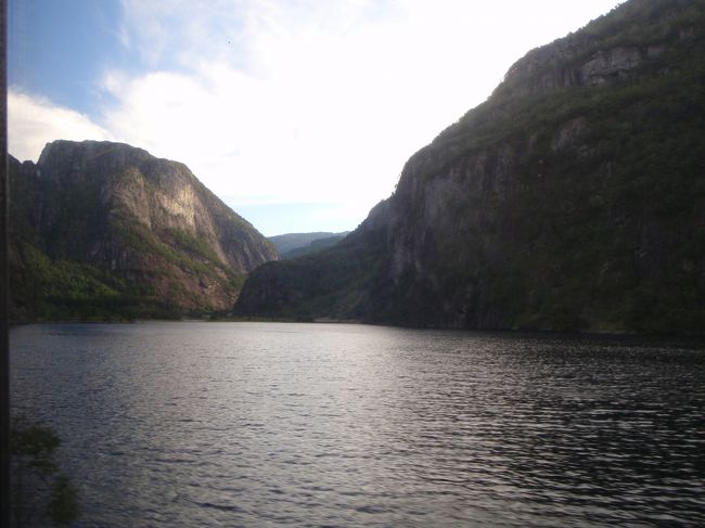 車窓にはフィヨルドの風景が広がります。