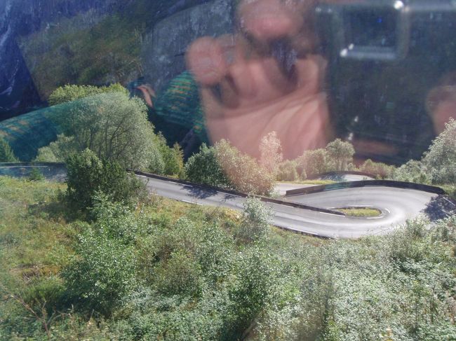 つづら折りの道路を下っていきます。