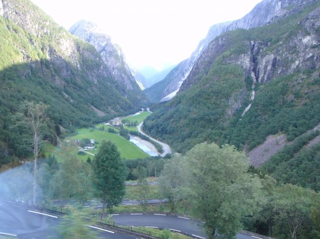 もうすぐ下に降ります<br />この谷を写真中央の奥に進んでいくとグドヴァンゲンです。