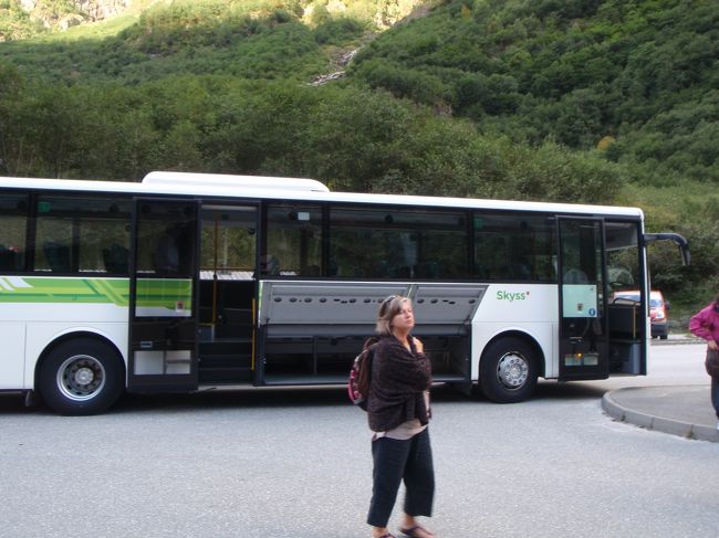 到着しました。<br />バスを降り、荷物を受け取り船に向かいます。