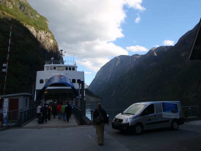 この船でフィヨルドを通りフロムへ向かいます。<br />大きな荷物は船の前方に置いておきます。船内には持ち込めません。