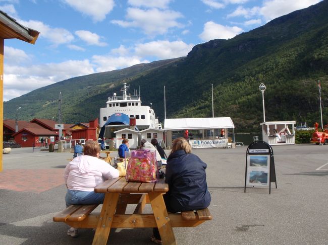 フロムでお昼休憩。<br />スーパーでパンを買ってきて港の前で食べました。<br />9月に入ると観光シーズンはほぼ終わりのようでいろいろなアクティビティは終了していました。