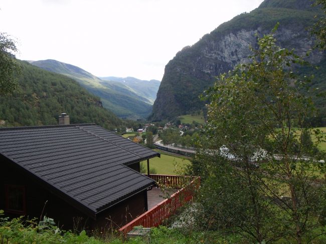 牧草地を下って行くと、列車が走っていく様子が見えました。
