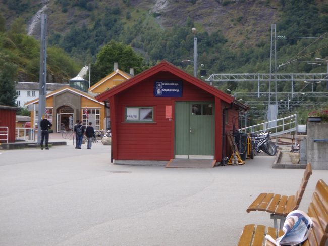 列車に乗る時間が近づいてきました。<br />フロムにいる間、荷物は写真のフロム駅にある荷物預かり所に預けていました。<br />普段は不在なのでチャイムを鳴らすとしばらくした後に駅のおっさんがやってきます。<br />