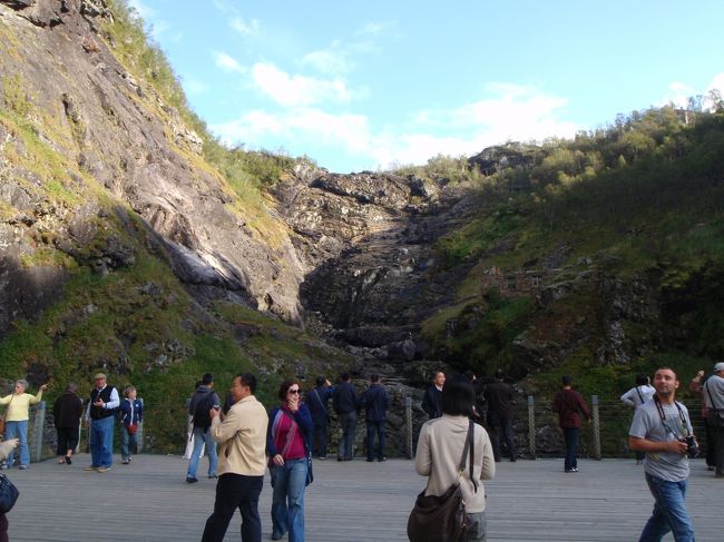 ヒョース滝です。<br />ここで数分停車して写真タイムです。<br />しかし？？？<br />本来は落差93メートルの大迫力の滝だそうですが、水が無い。。<br />車内アナウンスがよく聞き取れず。なんで水が出ていないのか分かりませんでした。<br />