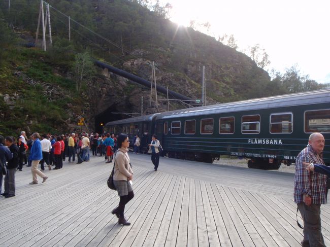 みんな車内から出てきて水のない滝の撮影中です。