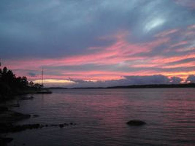 夕食はEちゃんがミートソーススパゲティを作ってくれました。<br />ミートソースは来る時にスーパーで買ったインスタント。<br />スウェーデン人はみんなこのミートソーススパゲティが大好きなんだそう。<br />食後の後片付けをしていると、「見て！夕日がきれいだよ！」とEちゃん。<br />ピンクとグレイがかった青い色が混ざりあって、本当にきれい。<br />ここで見る日暮れは雲が多く低いせいか太陽そのものが見えないけど、明るい光がピンク色に染まる。<br />風で雲が早く流れるので、見ているとどんどん色が変わるのでいつまで見ていても飽きなかった。 <br />日が沈んで暗くなってくると、ふたりは当たり前にろうそくに火を灯します。<br />夜は映画鑑賞タイム。<br />彼らは日本映画好きなので、スウェーデン語字幕の黒澤映画を堪能しました。
