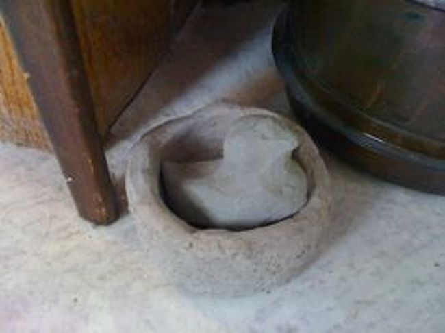 サマーハウスに来たときからずっと気になっていたもの。<br />台所の近くにあった、粘土で作ったような鳥の置物。<br />これはお父さんかお兄さんが海岸の泥で作ったものだそう。<br />今は満ち潮なので岩場まで海水が来ているけど引き潮の時期には数m先の小さい岩まで行けるらしく、その時に泥をすくってこねてみたら結構しっかりした土だったので、形を作って乾かしたらこれが出来たんだそう。<br />海底の泥で作れたというのも驚きですが、またしてもなぜにこんなかわいい鳥と巣を作ろうと思うのか。<br />スウェーデン人の体には、かわいい遺伝子が組み込まれているに違いない。