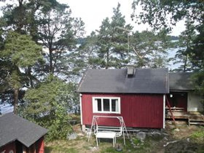 16時半出発の船に乗るため、15時半にサマーハウスを出ることになりました。<br />昼食を食べ終わると出発まであと2時間くらい。いよいよ帰る準備をしなければなりません。<br />ここへ着いてから使った食器類は帰る時にまとめて洗います。水の節約かな？<br />外のクッションやハンモックを物置にしまったり、家の中を掃除。<br />私もゲストハウスの床をホウキで掃いてベッドカバー類をはずし、ふとんと枕を元の場所へ戻します。<br />改めてサマーハウスを見て、これを家族で作り上げたんだよなぁと思うと、本当に感心してしまう。<br />屋根のアンテナだって、お父さんが取り付けたんだからすごい。 