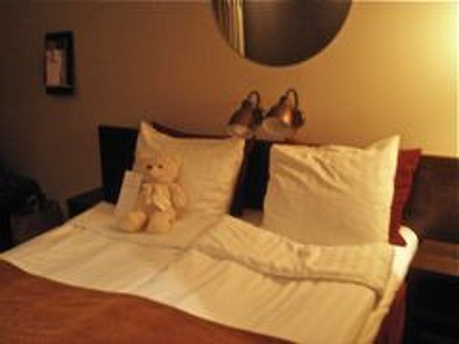 ホテルの部屋へ入ると、こじんまりしているものの落ち着いて良い雰囲気。<br />ふと見ると、ベッドの上にくまのぬいぐるみが。<br />私はあまりぬいぐるみ好きではないのですが、なぜかこれはうれしかった。<br />ウエルカムシャンパンよりもずっとずっとうれしい。<br />思わず抱き締めると、やわらかくてなめらかな手触り。<br />ふと日本にいる猫達を思い出して恋しくなりました。